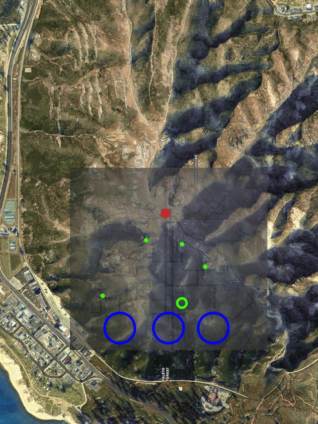 Альтернативная теория (изображение ниже) включает в себя выравнивание глаза на вершине горы (красная точка) с глифами на склоне горы (зеленые точки), оставляя половину выцветшего глифа (зеленый круг)