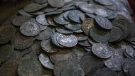 На тюремном поле в северной Болгарии случайно были обнаружены два разбитых керамических горшка, в которых находилось в общей сложности 7046 серебряных монет, обращавшихся в Османской империи в 19 веке, - сообщает сайт «Археология в Болгарии»