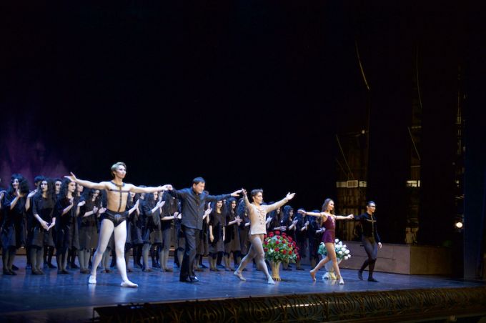 Адже стіни цього театру зберігають багатющу історію, на його священної сцені виступали великі артисти, які заклали традиції оперного та балетного мистецтва Казахстану, - сказав директор ГАТОБ «Астана Опера», Заслужений діяч Казахстану Галим Ахмедьяров