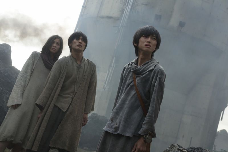 Зліва направо: Мідзухара Кіко в ролі Мікас, Міура Харумі в ролі Ерен, Хонго Каната в ролі Армін