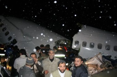 10 січня 2011, 00:52 Переглядів:   Лайнер розвалився на кілька частин, фото AFP