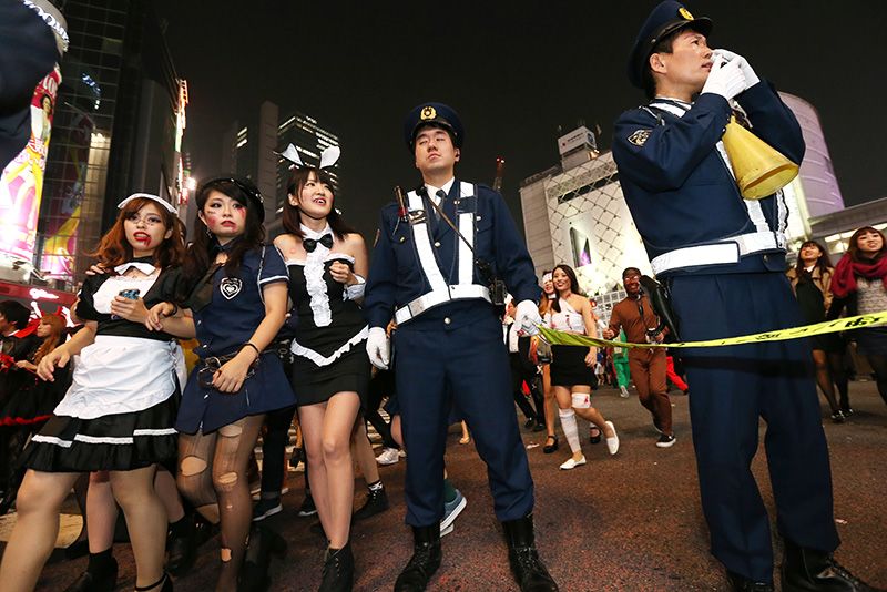 31 жовтня 2014 року, в ніч на Хеллоуїн, величезний токійський перехрестя Сібуя заполонила переодягнена в костюми молодь