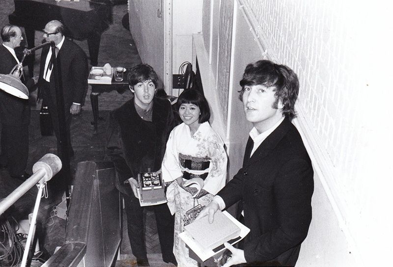 15 червня 1965 року під час збору ексклюзивного матеріалу в студії EMI