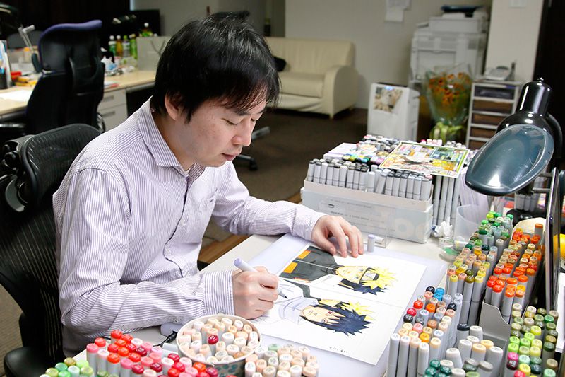 Кисимото на робочому місці - на столі він розфарбовує малюнки