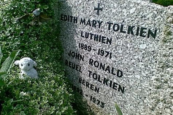 Письменник був похований в одній могилі разом з Едіт, на Вулверкотском кладовищі