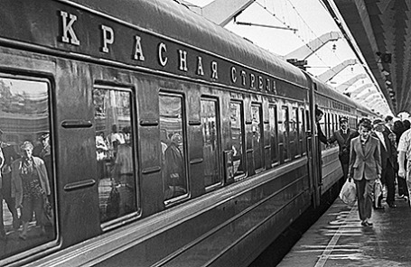 Історичний календар 9-15 червня   Поїзд «Червона стріла» біля перону Московського вокзалу, 1996 рік