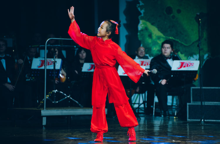 8-річна мешканка Хейхе Сун Цзяї, яка виконала пісеньку про півня, отримала Гран-прі міжнародного фестивалю «Дитинство на Амурі»