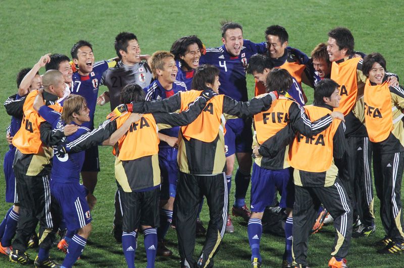 Радість спортсменів японської збірної після забезпечила вихід у фінальний турнір перемоги над командою Данії