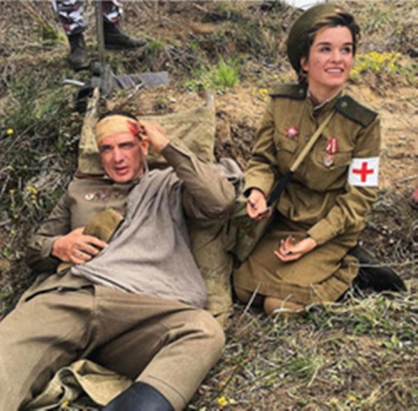 У ролику Бородіна виконала роль медсестри, а її обранець перевтілився в пораненого військового