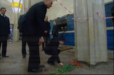 12 квітня 2011, 10:33 Переглядів:   Олександр Лукашенко прийшов на місце трагедії з 6-річним сином