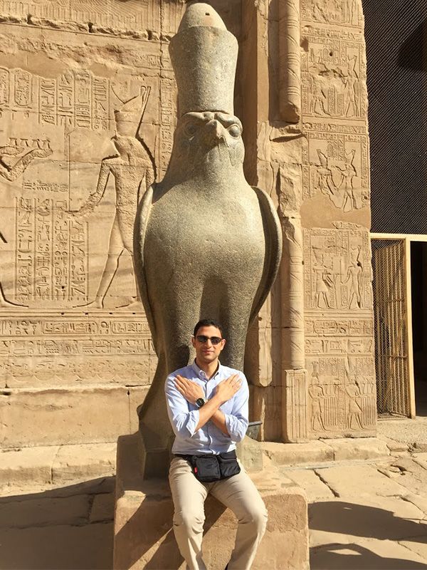 Усама під час відвідин храму в Едфу в південному Єгипті (фотографія надана Усамою Ібрагімом)