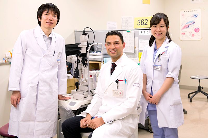 Усама зі своїми колегами доктором Хоси Кадзухиро (зліва) і доктором Хара Тихиро