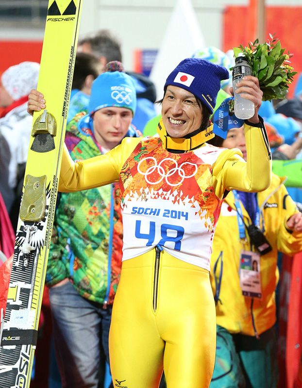 Ветеран лижного спорту Касаї Норіакі отримує срібну олімпійську медаль в Сочі (© Jiji)