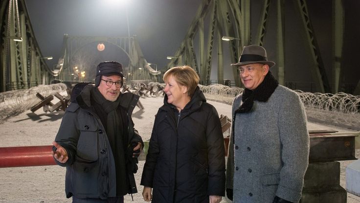 Майже через півстоліття на Гліникському мосту Спілберг і Хенкс знімали свою стрічку, а канцлер Німеччини Ангела Меркель їх вітала:
