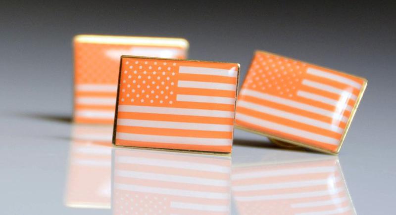 За даними ЗМІ, гості одягнуть оранжеві значки, на яких буде зображений прапор США