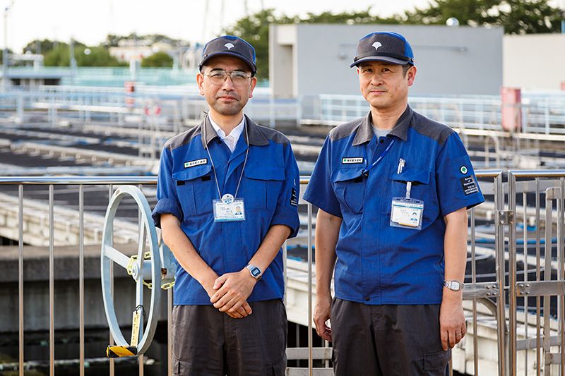 Директор водоочисних споруд Місон Такасі Хасімоно (ліворуч) і керівник установки водоочищення Ацуси Огасахара