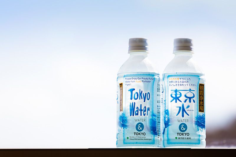 У Токіо роздають пляшки з водопровідною водою, на яких написано, з якої станції вона поступила