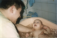 З татом мені дуже подобається купатися, адже у нього такі сильні і надійні руки