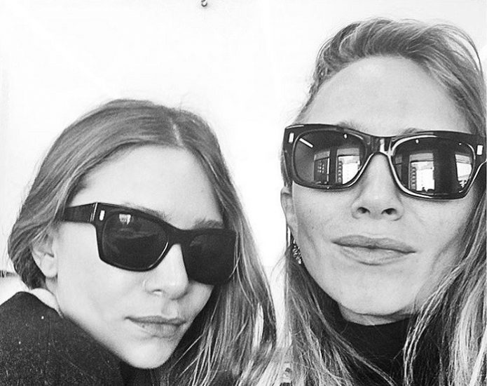Мері-Кейт і Ешлі Олсен опублікували своє перше публічне Селфі на сторінці відомої мережі косметичної продукції в Instagram