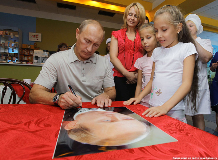 Владимир Путін, отримавши на виборах 52,94% голосів, був обраний президентом Росії