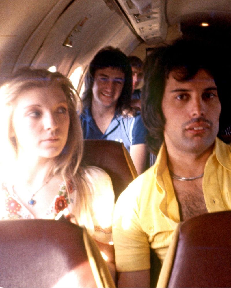 Восени Брайан Мей оприлюднив фото з турів групи в 70-80-е, серед яких був знімок Фредді і Мері в літаку (на задньому плані Джон Дікон)