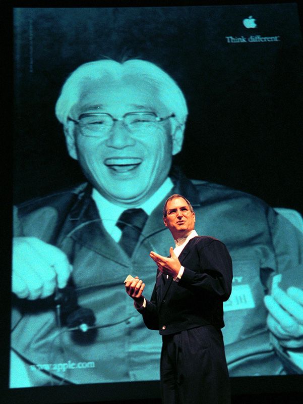 Стів Джобс вшанував траурної промовою пам'ять Моріти Акіо, одного із засновників компанії Sony, під час презентації нових продуктів iMac (5 жовтня 1999 г