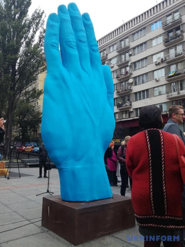 В   прес-службі КМДА   повідомили, що арт-об'єкт встановлюється тимчасово і зображує гігантську руку, яка символізує дружбу і спілкування
