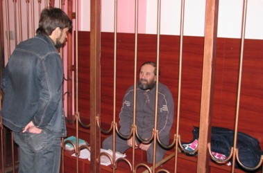 3 листопада 2008, 13:08 Переглядів:   Адвокат Ігор Никитюк в залі суду цікавиться здоров'ям В'ячеслава Синенка