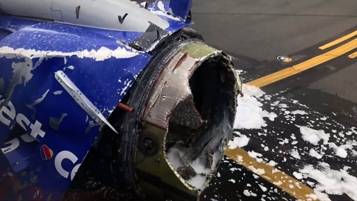 Image caption Літак Southwest Airlines після посадки