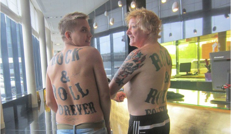 Житель Єкатеринбурга виставить на аукціон свою шкіру з татуюваннями у вигляді автографів знаменитих музикантів, повідомляє кореспондент сайту   cheltv