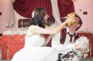 28 березня 2012, 10:39 Переглядів:   Самі незвичайні і курйозні знімки з весільної фотосесії надсилайте на адресу kharkov@segodnya