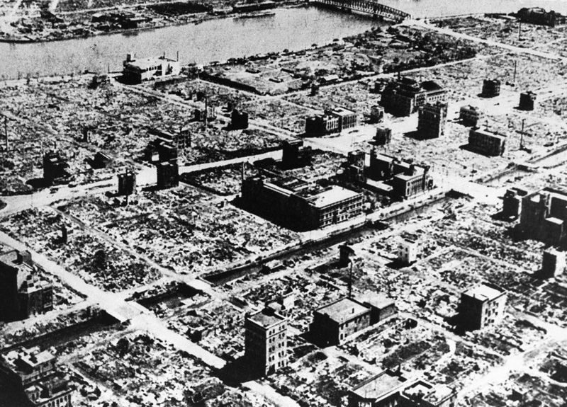 Центр Токіо, зруйнований в ході повітряних нальотів в період Другої світової війни (газета «Майніті Сімбун», AFLO)