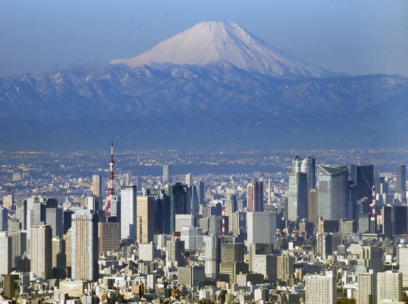 Прозоре повітря дозволяє милуватися горою Фудзі прямо з центру Токіо (Jiji Press / AeroAsahi)
