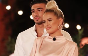 Эмбер и Грег не могут перестать улыбаться, когда они возвращаются в Великобританию с финалистами