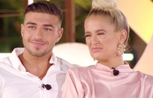 Поклонники Острова Любви в истерике у недоверчивого лица Мауры, когда Амбер и Грег побеждают