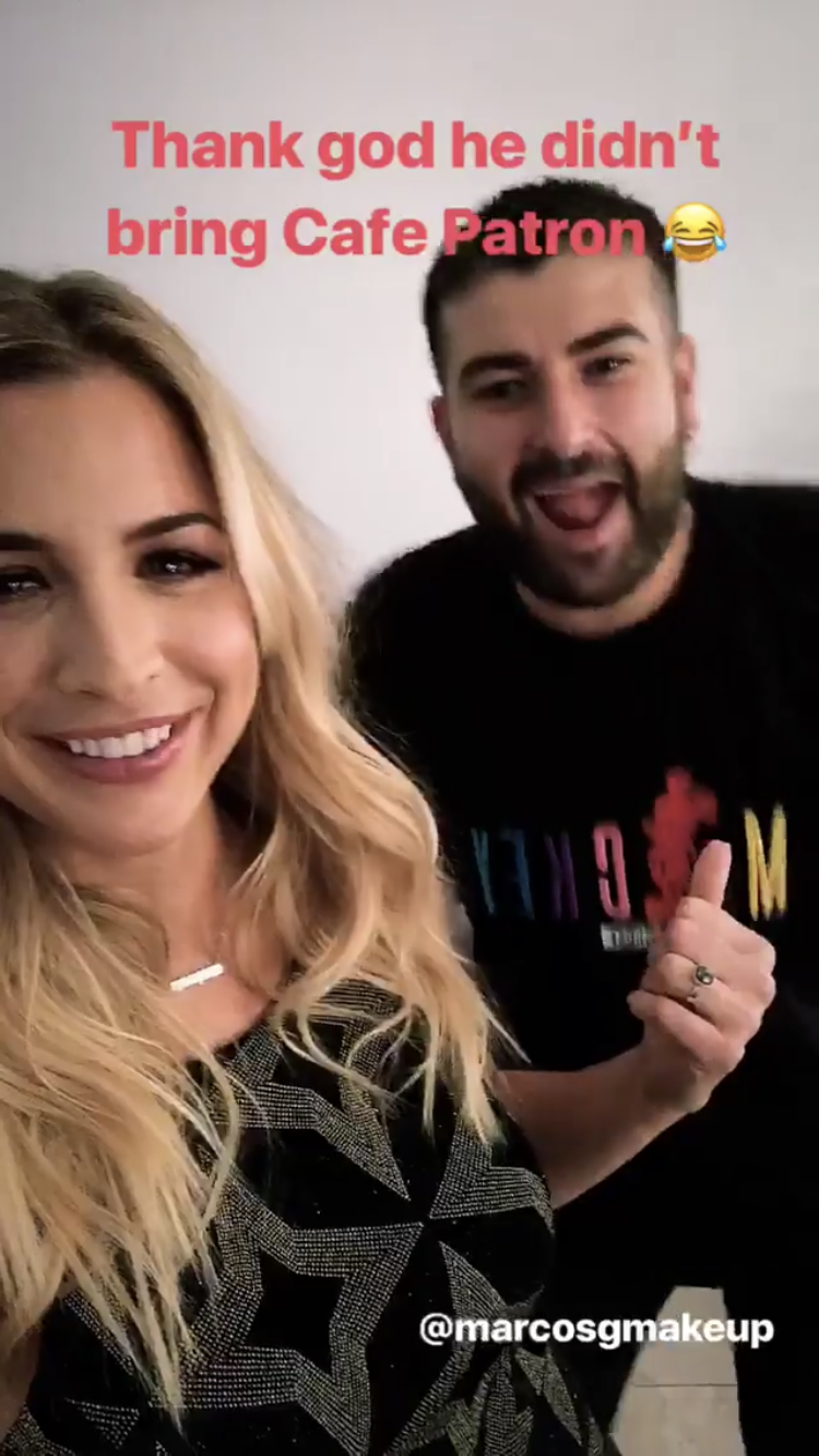 Но некоторые думали, что изображения были перевернуты, и кольцо было на правой руке Джеммы