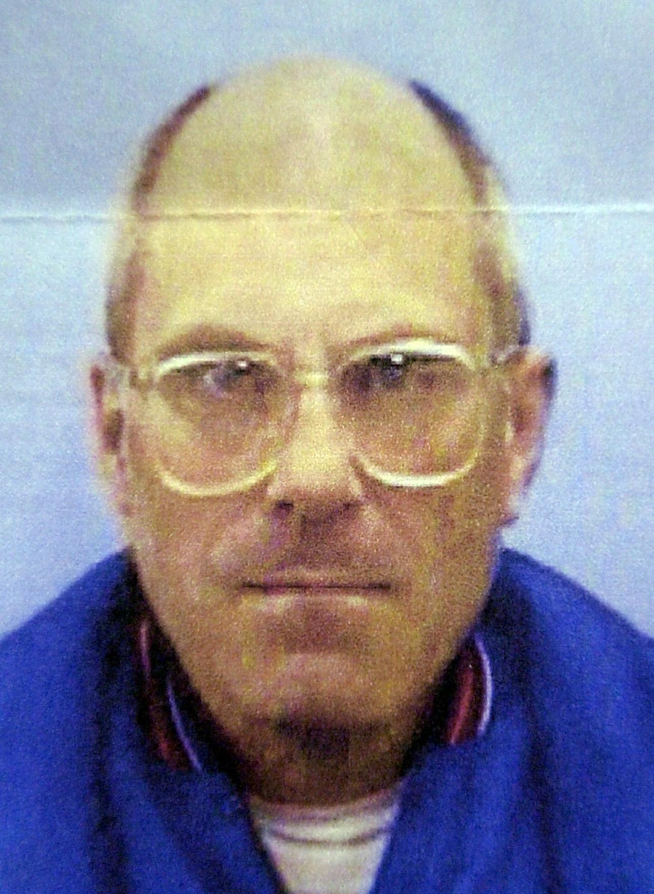 В одной руке он также держал трость странной формы (которая оказалась дробовиком), а в другой он сжимал записку, которую он быстро вручил кассиру