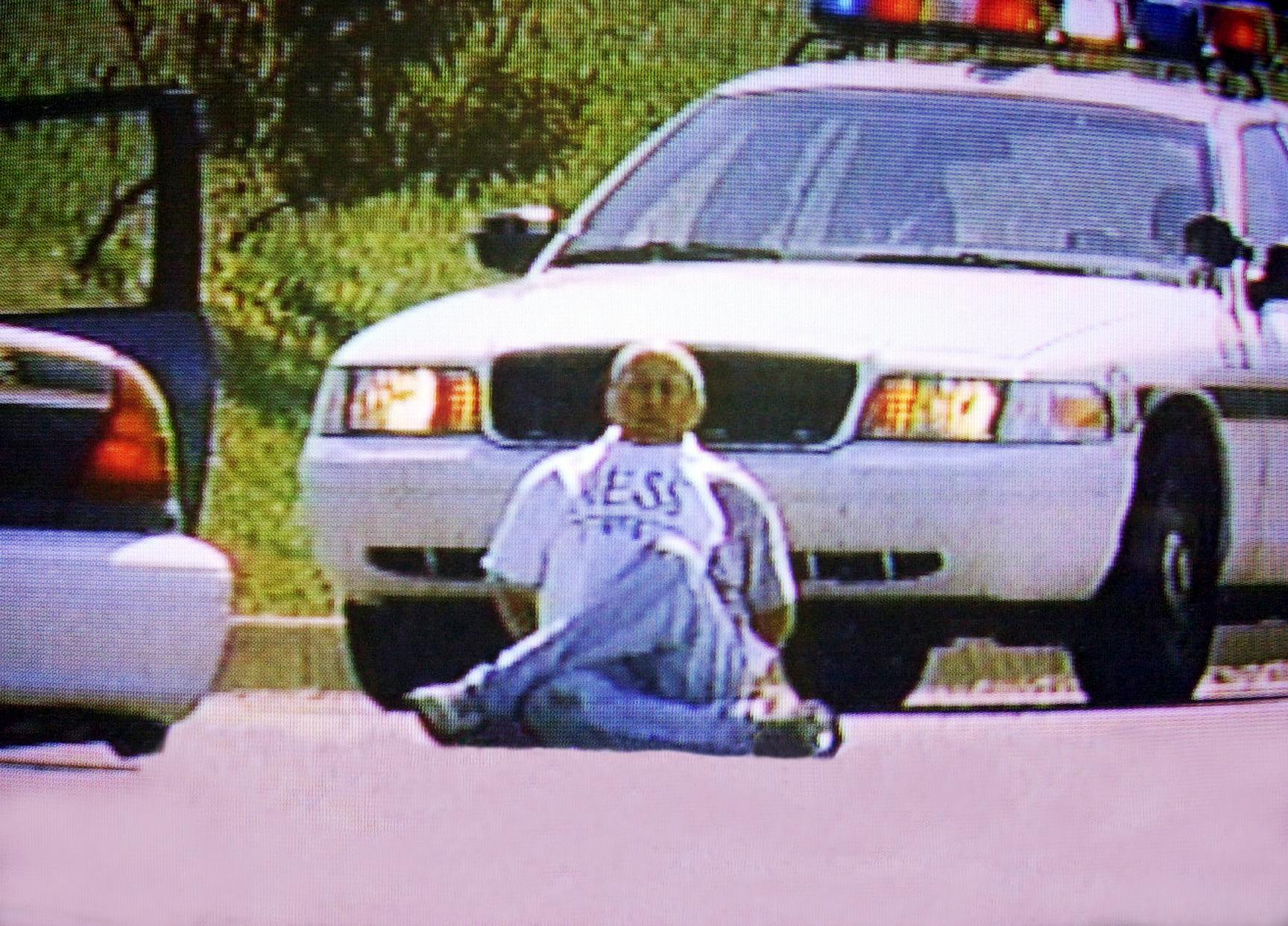 В августе 2003 года Брайан Уэллс вошел в один из банков Пенсильвании и вручил кассиру записку с требованием 250 000 долларов США