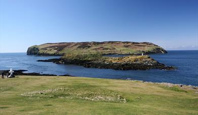 Железнодорожный Рамбл: Порт Святой Марии, Звук, Порт Эрин   , Port St Mary Grading: Умеренное расстояние: 12,2 км / 7,6 миль Сядьте на паровоз до Port St Mary, чтобы присоединиться к захватывающему участку Raad ny Foillan до Port Erin