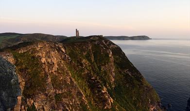 Железнодорожный переезд: Порт Эрин, Брадда Глен, Брадда Хед, Флешвик Бэй   , Порт-Эрин Расстояние: 7,5 км / 4,66 мили Оценка: умеренная Включая участок Raad ny Follian, прибрежную тропинку, потрясающий вид с башни Milners вдоль береговой линии стоит того, чтобы подняться