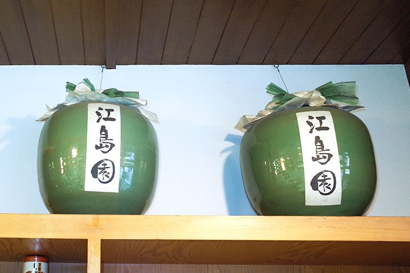 На темно-зелених глечиках з чаєм, що мають традиційний вигляд, наклеєні етикетки «Едзімаен»