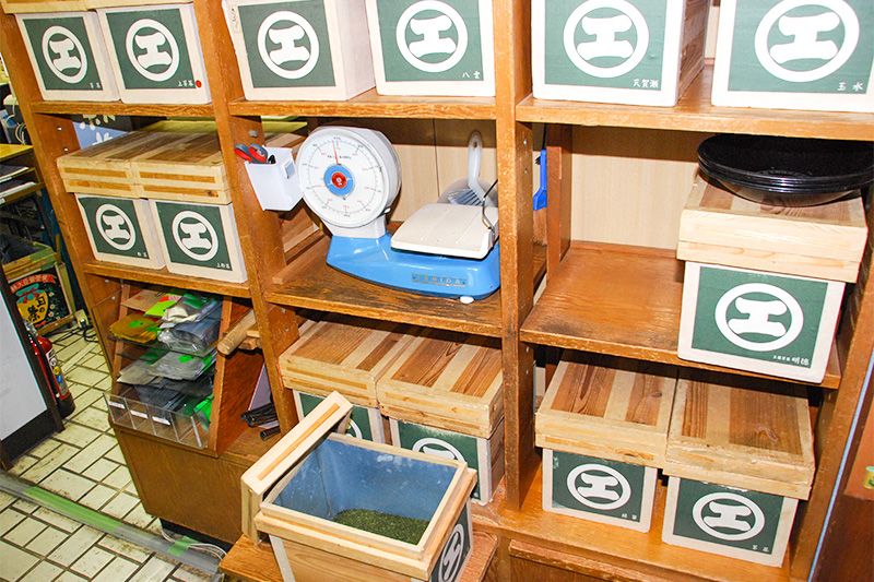 Ваги і традиційні дерев'яні коробки для чаю із старовинною маркою магазина «Едзіма»