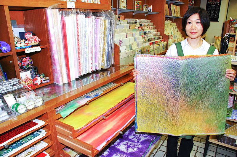 Едзіма Суміко займається закупівлею і продажем японського паперу