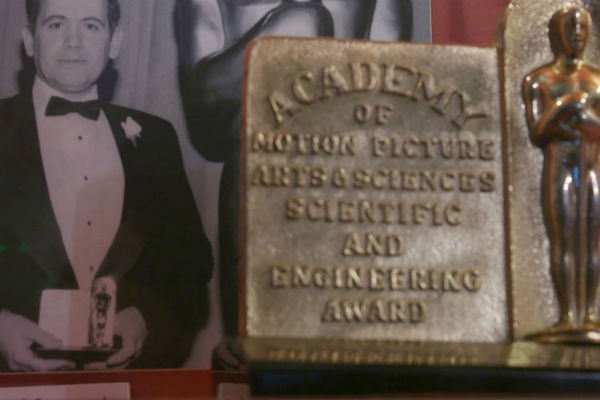 А фільм «Хижак», у створенні ефектів для якого він брав активну участь, навіть отримав кінопремію «Оскар»