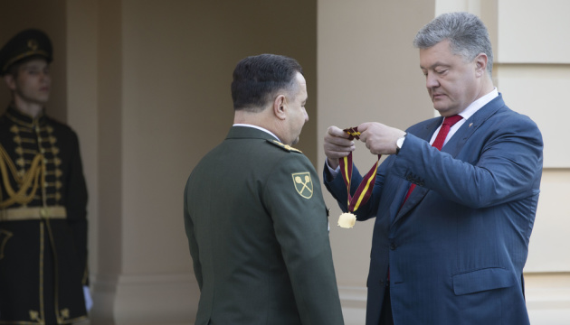 Президент Петро Порошенко прийняв рапорт міністра оборони Степана Полторака про звільнення з військової служби та прийняв рішення про продовження його роботи на посаді міністра оборони