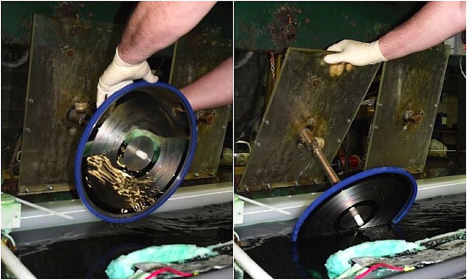 Майстер-диск поміщають в гальванічну ванну, щоб зробити свою протилежність - «мати» (матрицю)