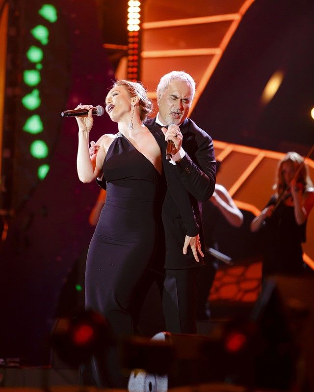 Причому Меладзе і Джанабаєва абсолютно не соромилися демонструвати почуття один до одного, чим викликали у публіки бурю емоцій