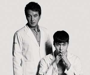 Головні герої цієї дорами (Юн Ду Джун і Кім З Хен) - запрошений в якості ведучого радіошоу популярний Айдол, який не вміє працювати без сценарію і сценаристка радіопрограм, яка відмінно вміє знаходити вихід зі скрутних ситуацій, працелюбна і наполеглива, але ось сценарії, незважаючи на п'ятирічний досвід роботи, пише з рук геть погано: доля зводить їх разом на одній програмі, яка постійно виходить за рамки сценарію і герої, дізнаючись історії своїх слухачів і допомагаючи їм розбиратися в ситуації і справлятися з болем, постеп енно закохуються одне в одного