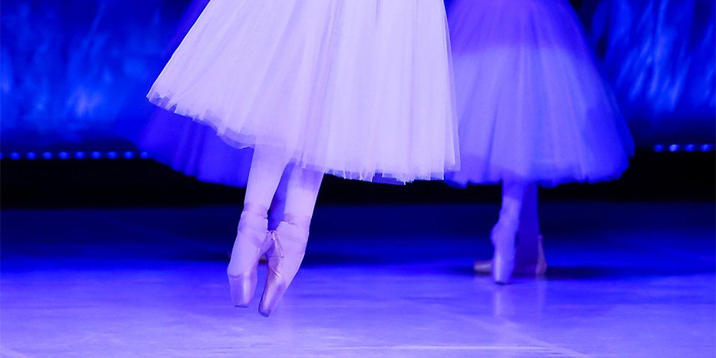 «Сюїта в білому», вперше поставлена на сцені Гранд-опера в окупованому Парижі 1943 року, ділить сцену з двома легендарними балетами 1991 року - «Маленької смертю» Іржі Кіліана і «Другий деталлю» Вільяма Форсайта