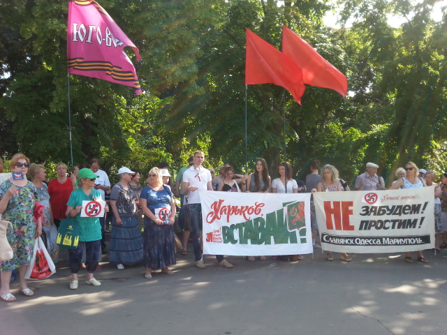 В сад мітингувальники перейшли через спеку, пояснив він